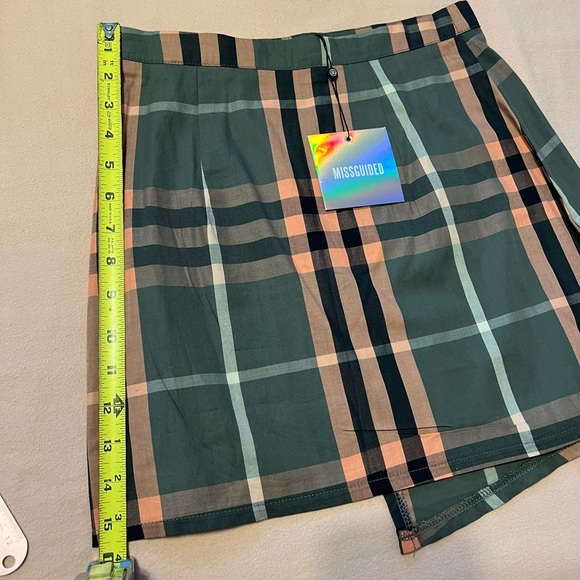 New with tags 🏷️ Wrap over button check mini skirt - Picture 2 of 6